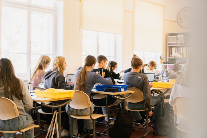Divas Ogres novada skolas saņems 12 000 eiro vērtu aprīkojumu fizikas kabinetu pilnveidei