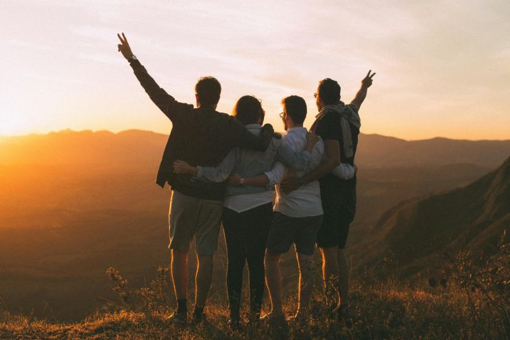 Attēls rakstam: Jaunieši divreiz biežāk nekā vecākā gada gājuma cilvēki jūtas pateicīgi Dievam