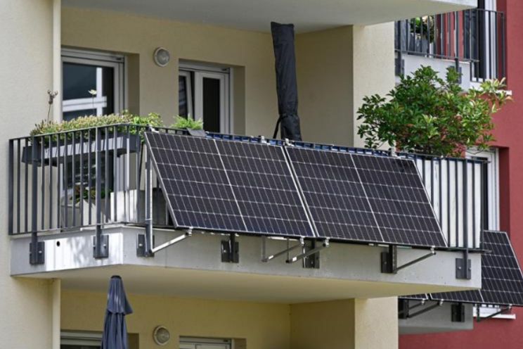 Attēls rakstam: Rozetē spraužami saules paneļi – ērti, bet vai droši?