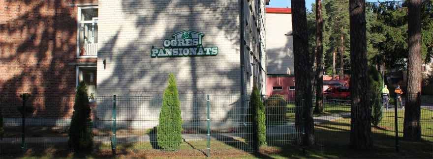 "Mēs turpināsim braukt - ar maizi, kūkām, sarunām un vienkāršu klātbūtni", "Ugly Cake" apciemo Ogres pansionātu