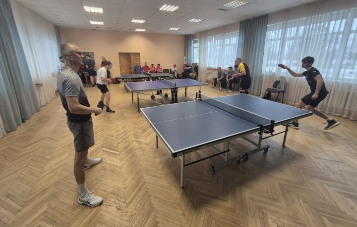 Foto: Ar kuplu dalībnieku skaitu aizvadīts galda tenisa čempionāts "Rembate 2025"