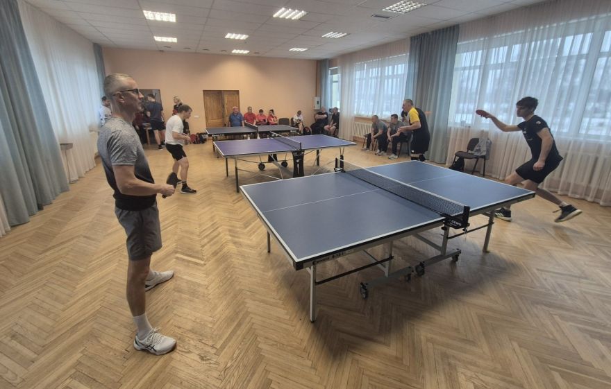 Foto: Ar kuplu dalībnieku skaitu aizvadīts galda tenisa čempionāts "Rembate 2025"