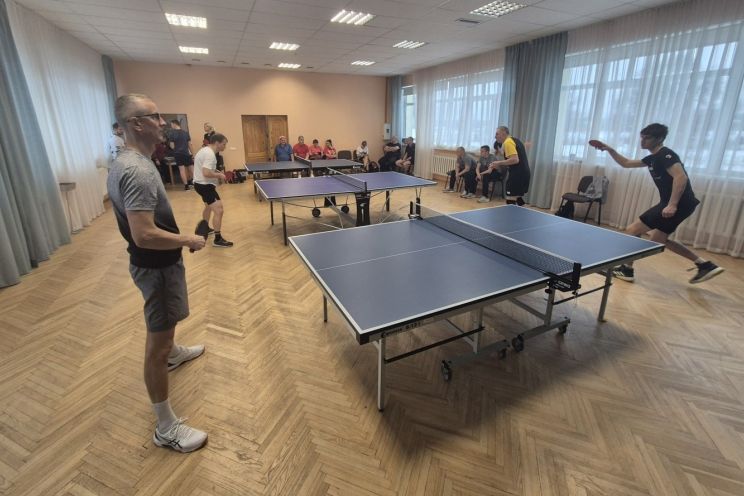 Attēls rakstam: Foto: Ar kuplu dalībnieku skaitu aizvadīts galda tenisa čempionāts "Rembate 2025"