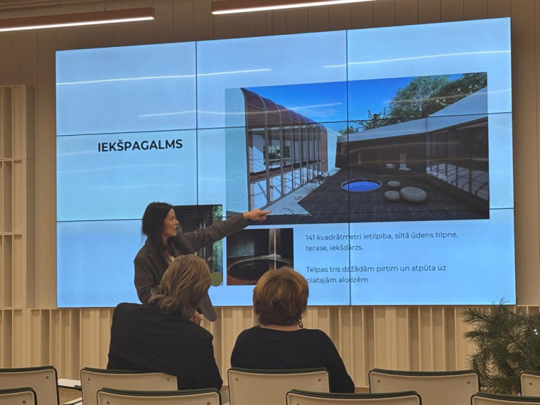 FOTO. Studenti Ogrē prezentē savas vīzijas, ko darīt ar Lēdmanes ūdenstorni