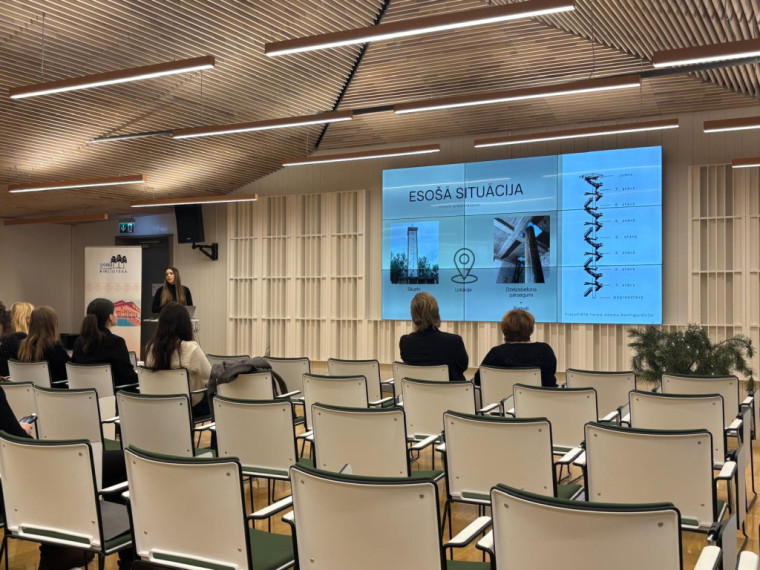 FOTO. Studenti Ogrē prezentē savas vīzijas, ko darīt ar Lēdmanes ūdenstorni