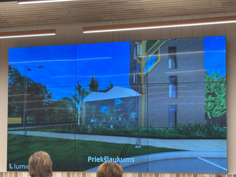 FOTO. Studenti Ogrē prezentē savas vīzijas, ko darīt ar Lēdmanes ūdenstorni