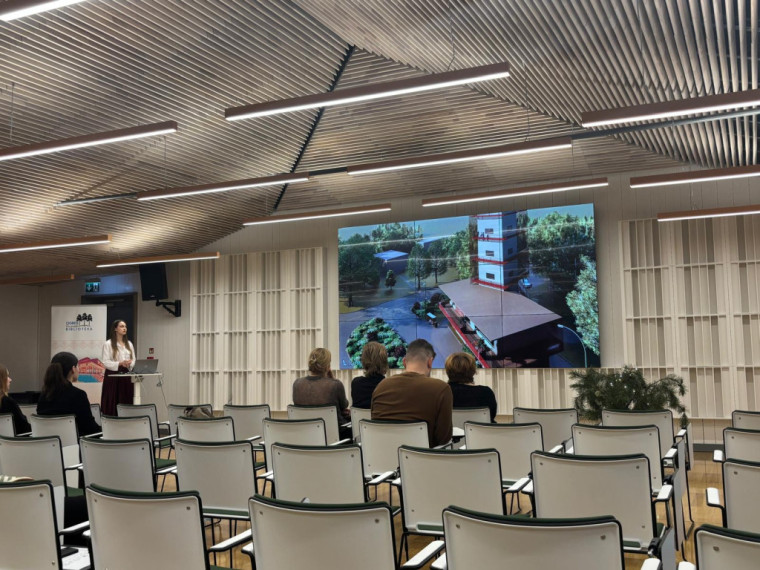 FOTO. Studenti Ogrē prezentē savas vīzijas, ko darīt ar Lēdmanes ūdenstorni