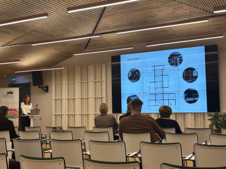 FOTO. Studenti Ogrē prezentē savas vīzijas, ko darīt ar Lēdmanes ūdenstorni