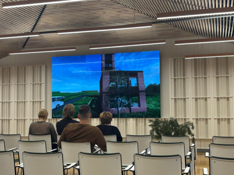 FOTO. Studenti Ogrē prezentē savas vīzijas, ko darīt ar Lēdmanes ūdenstorni