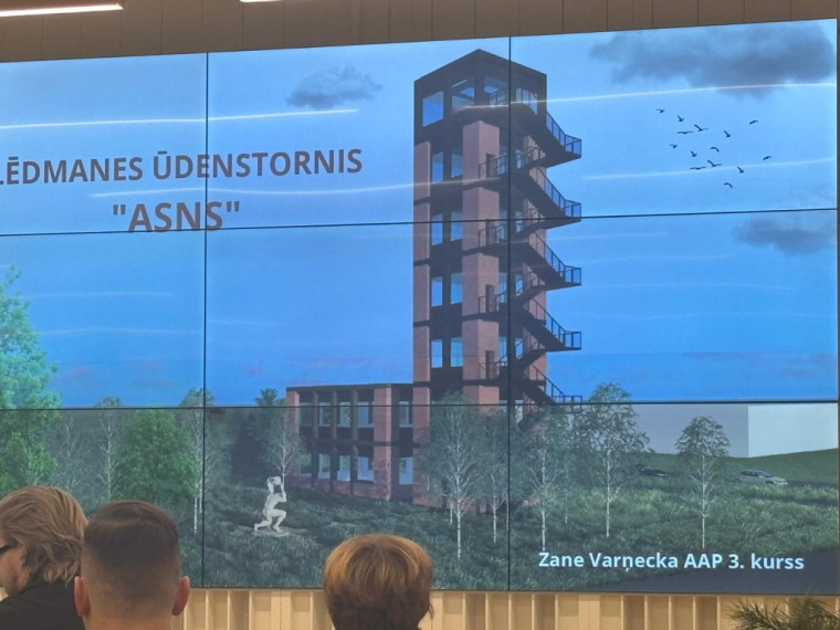 FOTO. Studenti Ogrē prezentē savas vīzijas, ko darīt ar Lēdmanes ūdenstorni