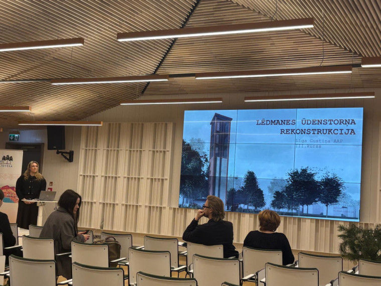 FOTO. Studenti Ogrē prezentē savas vīzijas, ko darīt ar Lēdmanes ūdenstorni