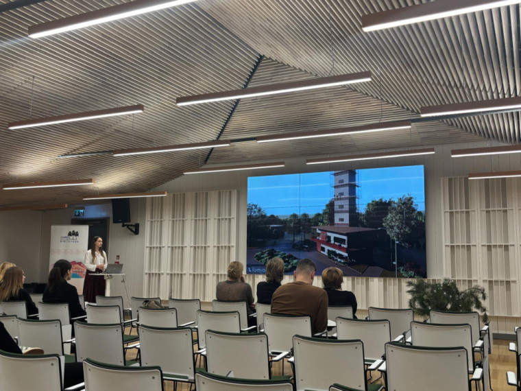 FOTO. Studenti Ogrē prezentē savas vīzijas, ko darīt ar Lēdmanes ūdenstorni