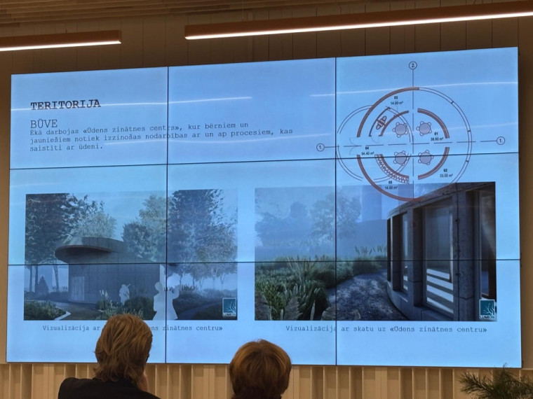 FOTO. Studenti Ogrē prezentē savas vīzijas, ko darīt ar Lēdmanes ūdenstorni