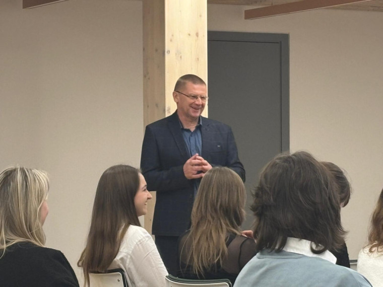 FOTO. Studenti Ogrē prezentē savas vīzijas, ko darīt ar Lēdmanes ūdenstorni