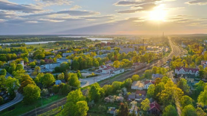 Trešdien starp mākoņiem spīdēs saule