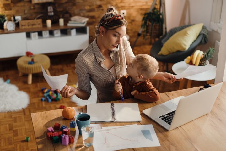 Aptauja: katra otrā mamma velta sev mazāk nekā vienu stundu dienā