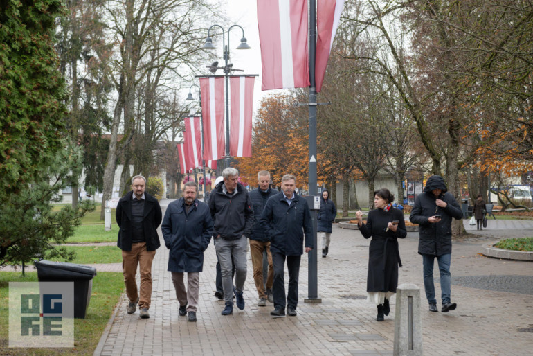 FOTO: Ogrē tika uzņemta “Latvijas Finiera” pārstāvju delegācija
