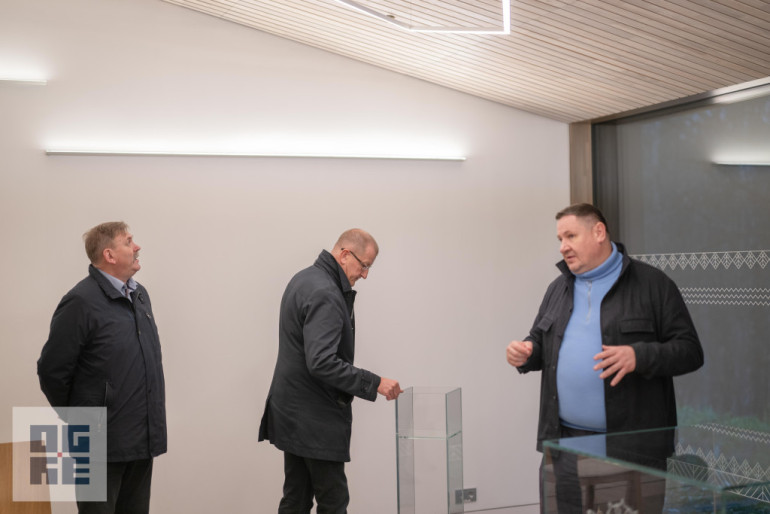 FOTO: Ogrē tika uzņemta “Latvijas Finiera” pārstāvju delegācija