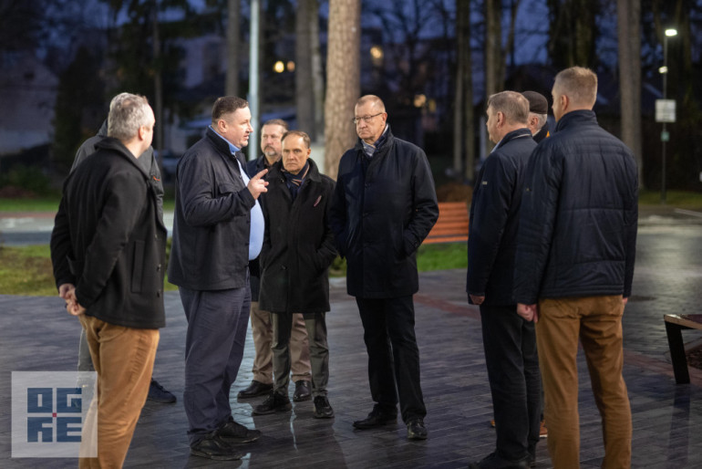 FOTO: Ogrē tika uzņemta “Latvijas Finiera” pārstāvju delegācija