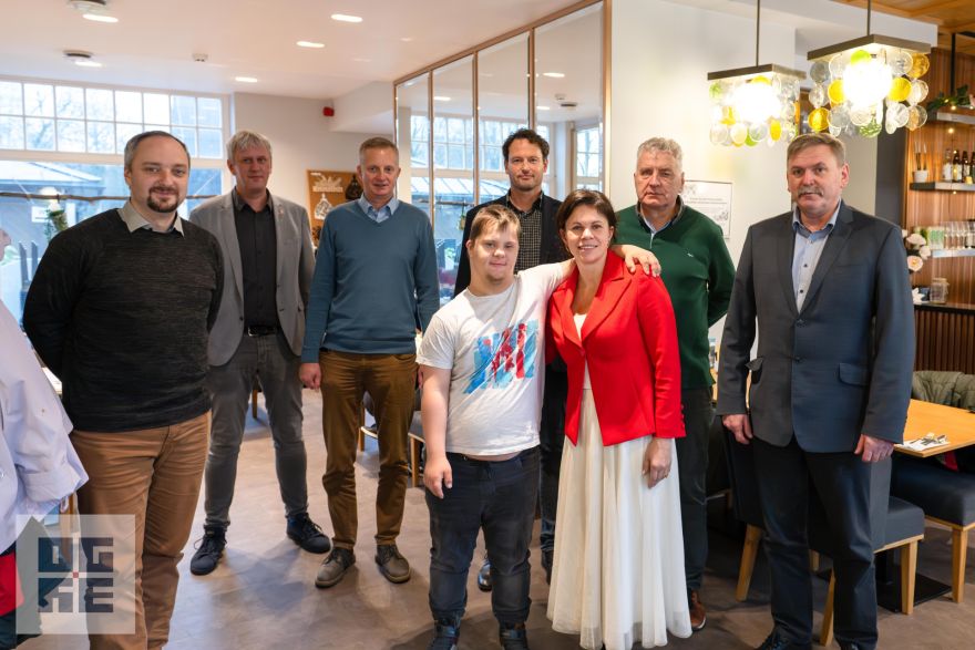 FOTO: Ogrē tika uzņemta “Latvijas Finiera” pārstāvju delegācija