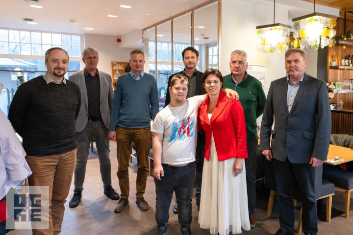 FOTO: Ogrē tika uzņemta “Latvijas Finiera” pārstāvju delegācija