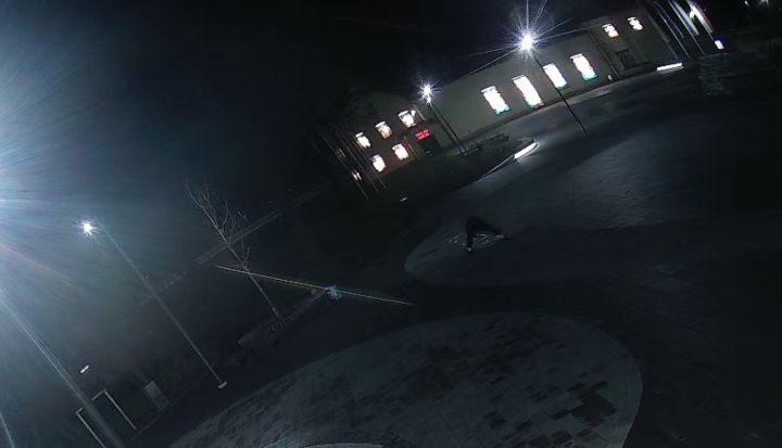 Konstatēts vandālisma gadījums Neatkarības laukumā – persona tiks atrasta un saukta pie atbildības