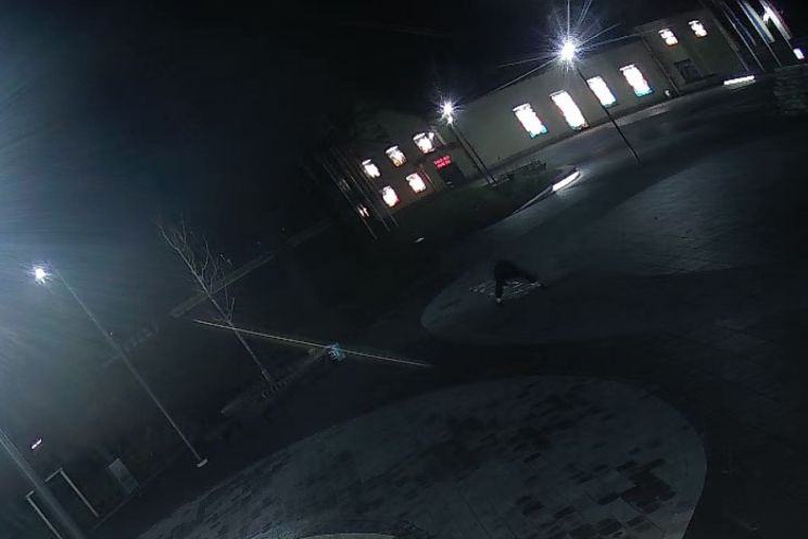 Attēls rakstam: Konstatēts vandālisma gadījums Neatkarības laukumā – persona tiks atrasta un saukta pie atbildības