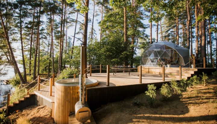 Ogres novadnieka lojalitātes programmai pievienojusies jauna naktsmītne “Priedes Glamping” Birzgales pagastā