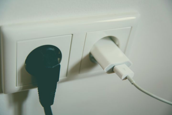 Kamēr saimnieku nav mājās, no rozetē atstāta lādētāja Lielvārdē izceļas ugunsgrēks