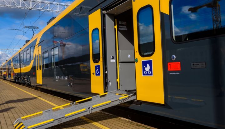 Priekšā stāvoša kravas vilciena dēļ ar kavējumu brauc vilciens Aizkraukle-Rīga