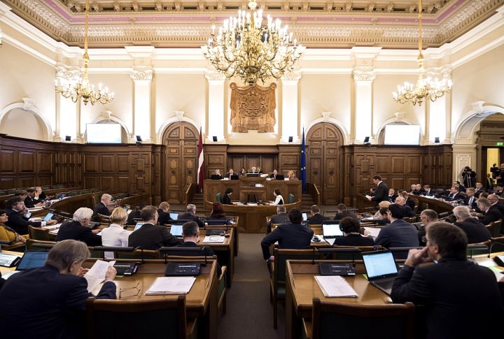 Saeimas saruniņas: Ko mūsu Saeimas deputāti izkliedz no tribīnes