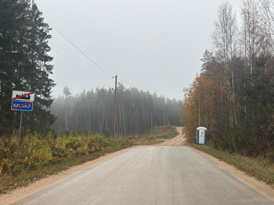 Kas par pīrāgiem? Tīnūžu pagasta iedzīvotāji neizpratnē – no "zila gaisa" ceļa malā uzradusies tualete