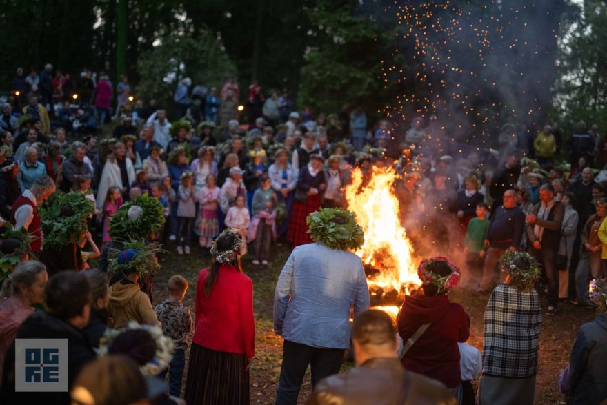 Plāteres pilskalnā rituāli dejas un dziesmas ieskandinās Vasaras Saulgriežus