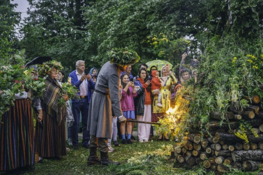 Atbild iedzīvotāji: Kā un kur jūs līgosiet? Kādas ir jūsu tradīcijas Jāņos?