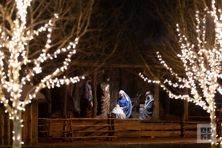 FOTO: Ogres novadā iemirdzas Ziemassvētku rotājumi un svētku egles
