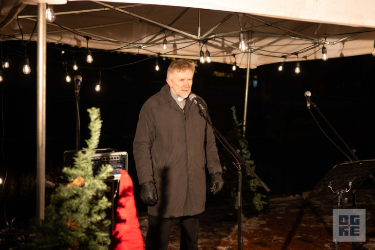 FOTO: Ogres novadā iemirdzas Ziemassvētku rotājumi un svētku egles