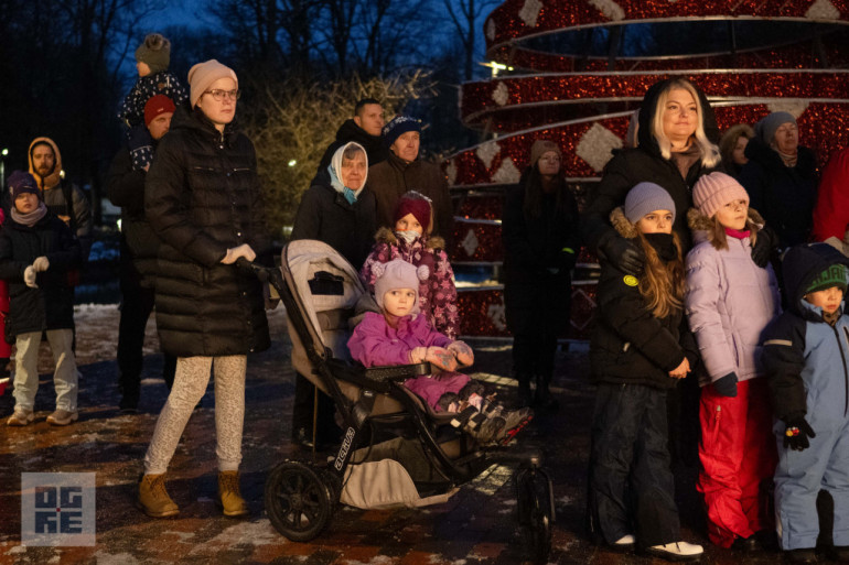 FOTO: Ogres novadā iemirdzas Ziemassvētku rotājumi un svētku egles