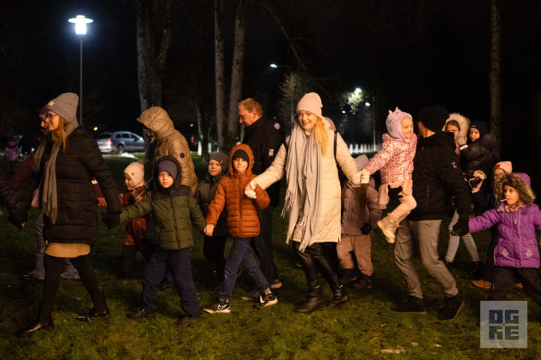 FOTO: Ogres novadā iemirdzas Ziemassvētku rotājumi un svētku egles