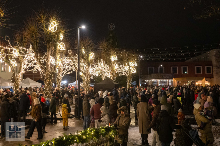 FOTO: Ogres novadā iemirdzas Ziemassvētku rotājumi un svētku egles