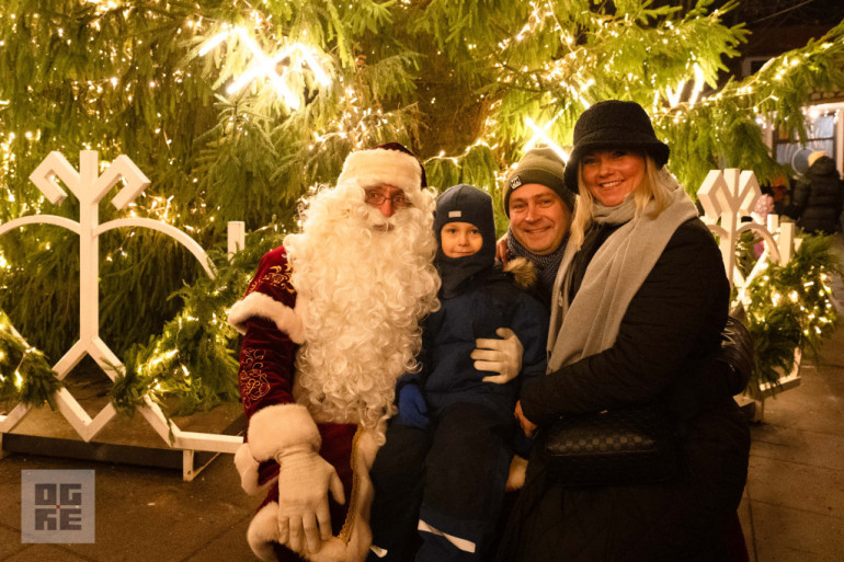 FOTO: Ogres novadā iemirdzas Ziemassvētku rotājumi un svētku egles