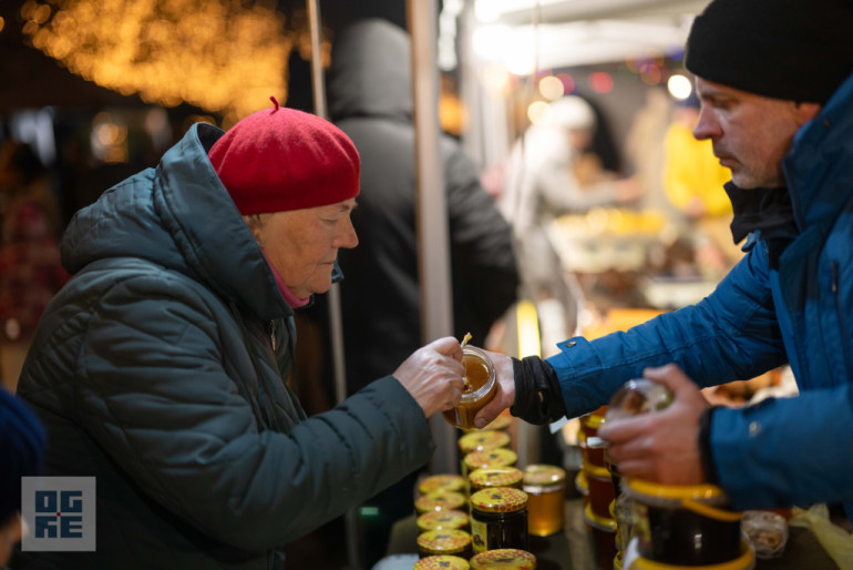 FOTO: Ogres novadā iemirdzas Ziemassvētku rotājumi un svētku egles