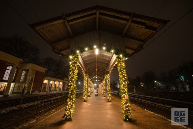 FOTO: Ogres novadā iemirdzas Ziemassvētku rotājumi un svētku egles