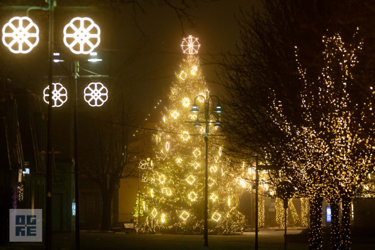 FOTO: Ogres novadā iemirdzas Ziemassvētku rotājumi un svētku egles