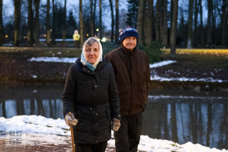 FOTO: Ogres novadā iemirdzas Ziemassvētku rotājumi un svētku egles