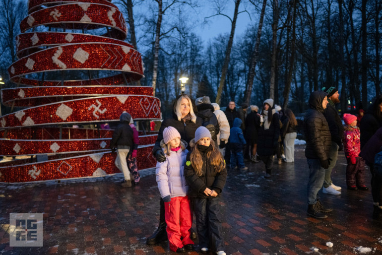 FOTO: Ogres novadā iemirdzas Ziemassvētku rotājumi un svētku egles