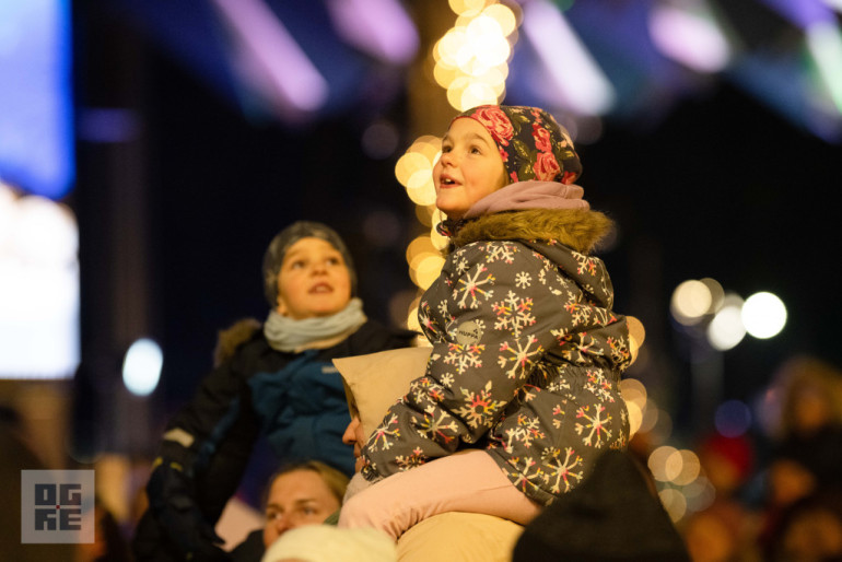 FOTO: Ogres novadā iemirdzas Ziemassvētku rotājumi un svētku egles