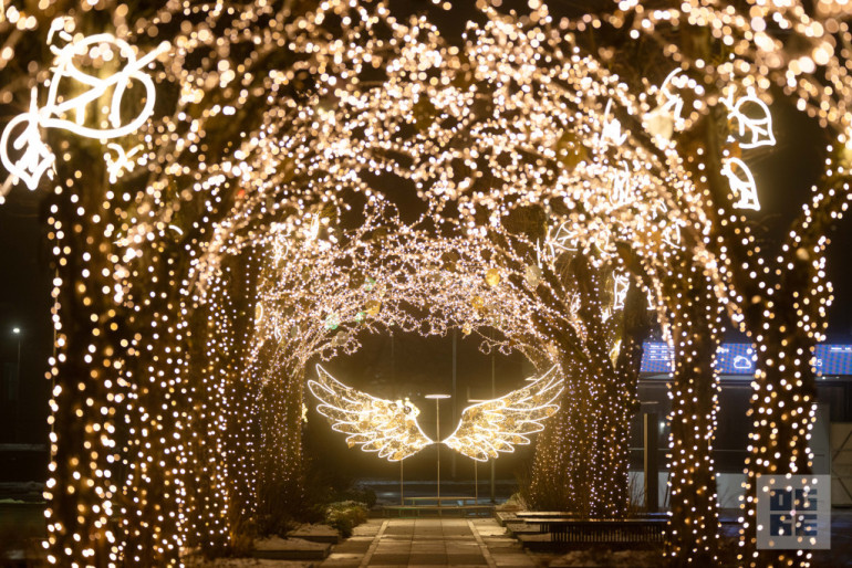 FOTO: Ogres novadā iemirdzas Ziemassvētku rotājumi un svētku egles