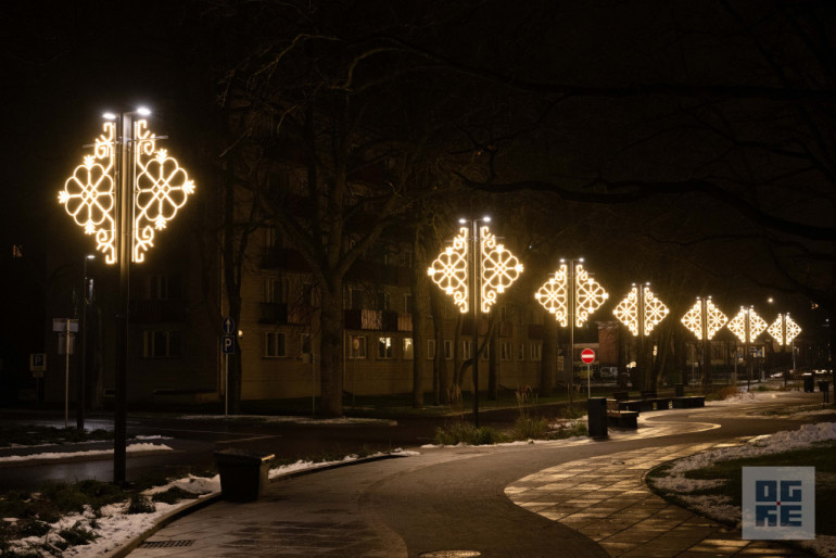 FOTO: Ogres novadā iemirdzas Ziemassvētku rotājumi un svētku egles