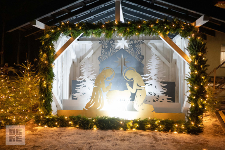 FOTO: Ogres novadā iemirdzas Ziemassvētku rotājumi un svētku egles