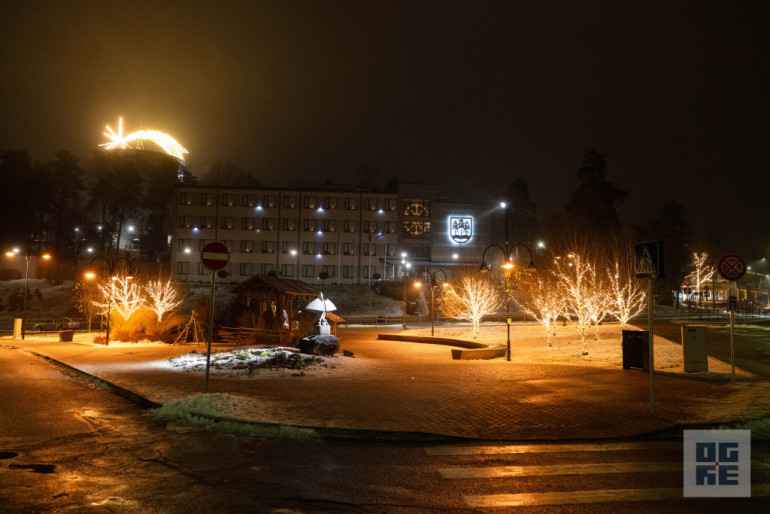 FOTO: Ogres novadā iemirdzas Ziemassvētku rotājumi un svētku egles